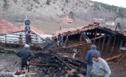 Çorum’un Dodurga ilçesinde çatısında yangın çıkan evde hasar oluştu