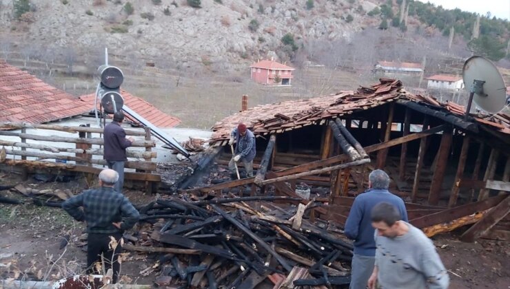 Çorum’un Dodurga ilçesinde çatısında yangın çıkan evde hasar oluştu
