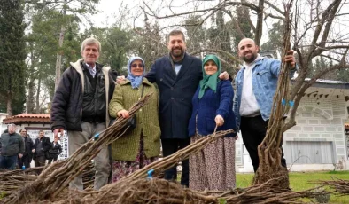 Balıkesir Büyükşehir Belediyesi, Sındırgı’da Çiftçilere Ceviz ve Badem Fidanı Dağıttı