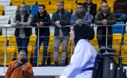 Depremde kurtarılan genç kızı destekleyen madenciler