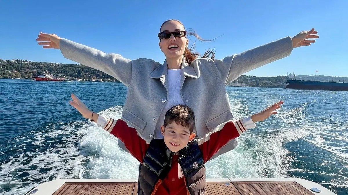 Fahriye Evcen’in oğulları Karan ve Kerem ile Boğaz sefası! Lüks yatta eğlenceli anlar…