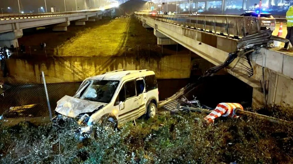 Harfiyat kamyonu dereye uçtu: 3 kişi yaralandı
