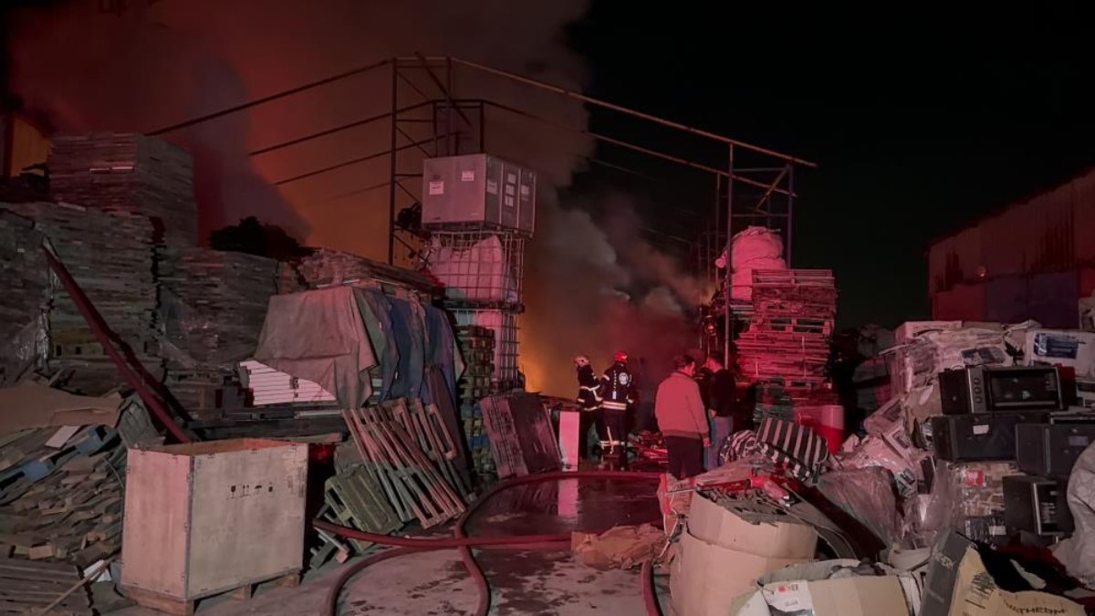 Kocaeli’de elektronik eşya deposu alev alev yandı