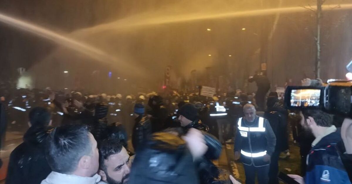 Bursa’da izinsiz gösterilerde CHP İl Başkanı gözünden yaralandı