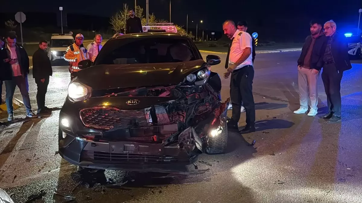 Kocaeli’de, otomobil ile cipin çarpışması sonucu 2 kişi yaralandı